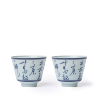 2 tasses en porcelaine de Jingdezhen calligraphie bleue et blanche