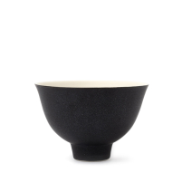 Tasse à thé noire et blanche Lars Kanter