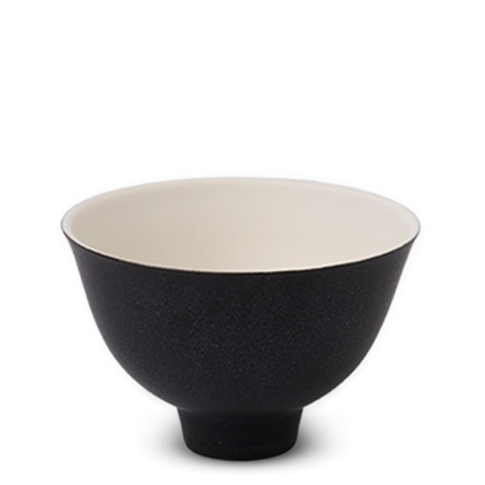 Tasse à thé noire et blanche Lars Kanter  Tasse à thé noire et blanche Lars Kanter