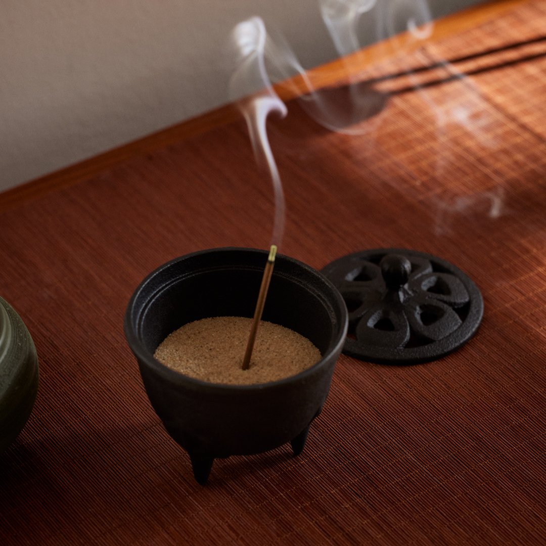 Iwachu Incense Burner Hanabira Kuro