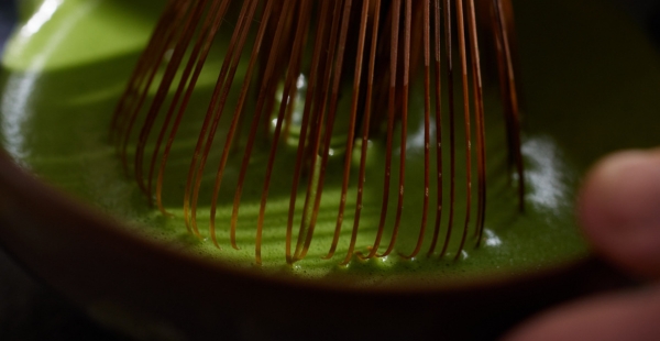 Chasen mit Matcha Tee