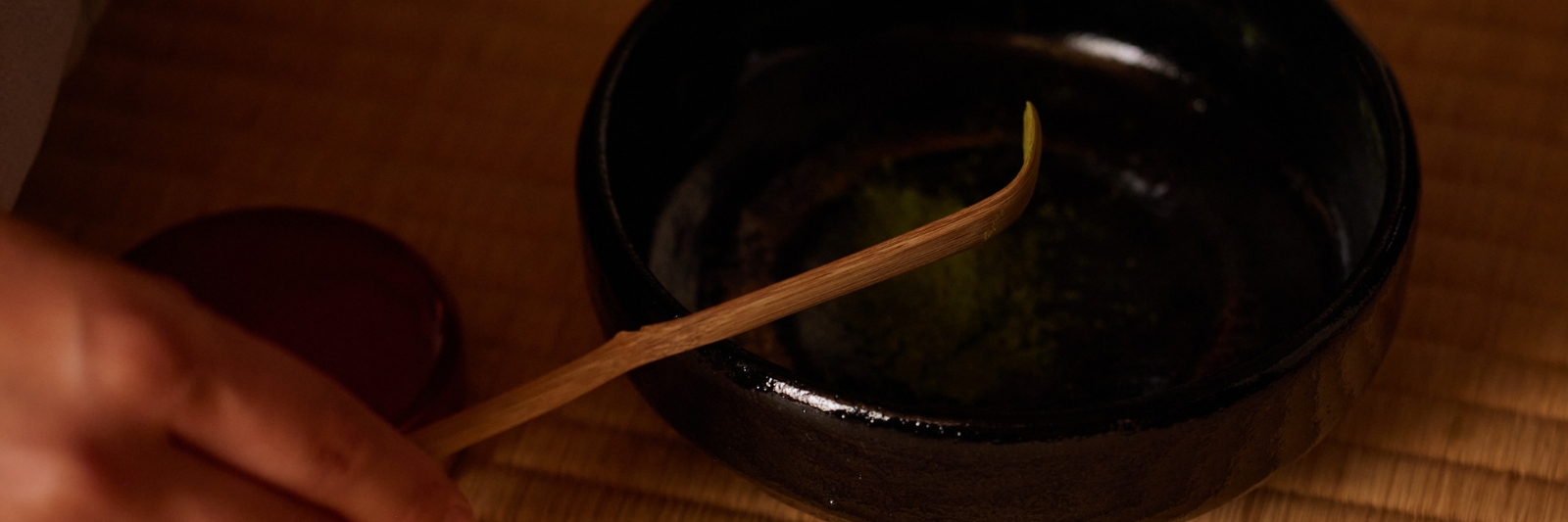 Japanische Teezeremonie Chashaku mit Raku Schale