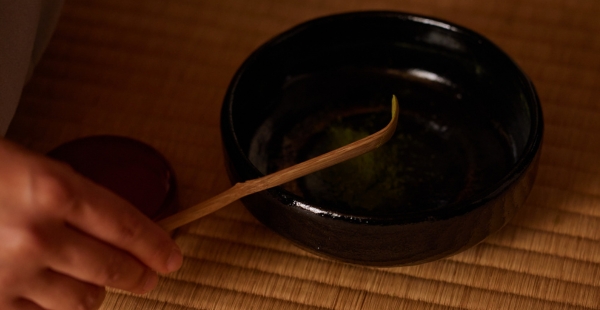 Japanische Teezeremonie Chashaku mit Raku Schale