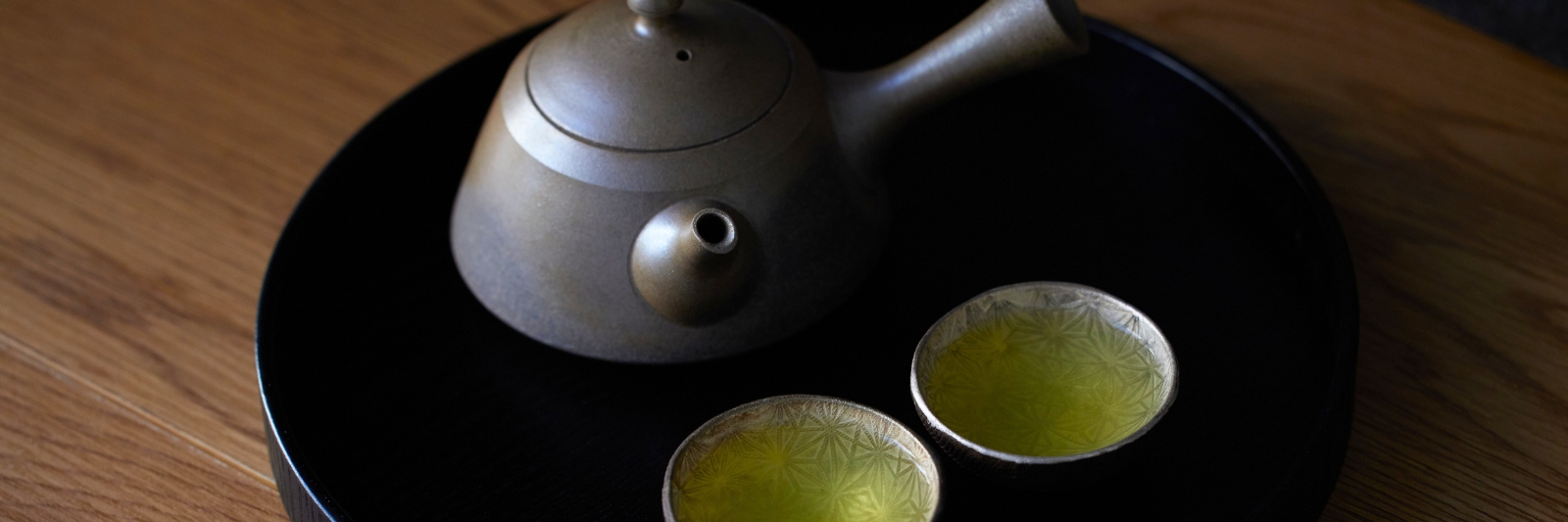 Grüner Sencha Tee in Kyusu mit zwei Tassen