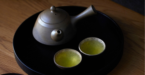 Grüner Sencha Tee in Kyusu mit zwei Tassen