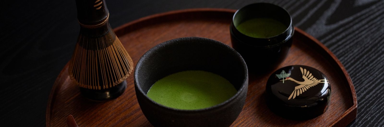Matcha Tee in Chawan-Schale mit Chasen und Natsume