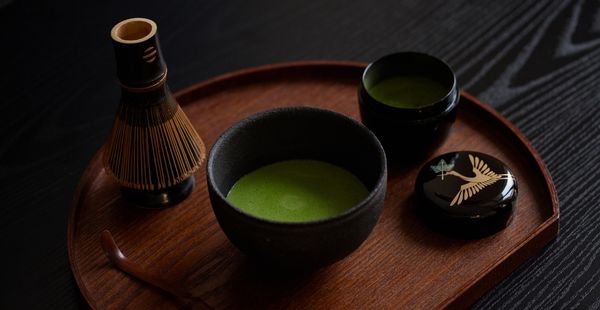 Matcha Tee in Chawan-Schale mit Chasen und Natsume