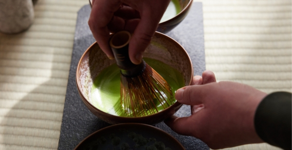 Matcha Tee bei der Zubereitung Matcha Tee bei der Zubereitung