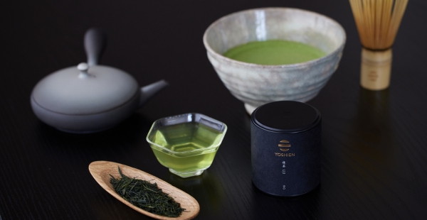 Yoshi en Matcha, Grüntee und Kyusu Yoshi en Matcha, Grüntee und Kyusu
