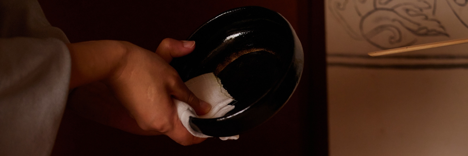 Chado Teezeremonie Säubern der Raku Teeschale