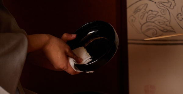 Chado Teezeremonie Säubern der Raku Teeschale