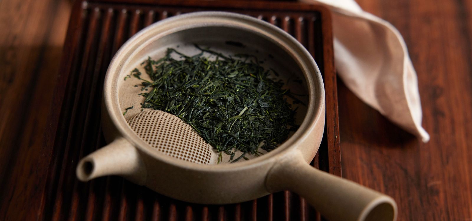 Sencha Tee in einer japanischen Teekanne Sencha Tee in einer japanischen Teekanne