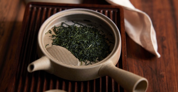 Sencha Tee in einer japanischen Teekanne Sencha Tee in einer japanischen Teekanne