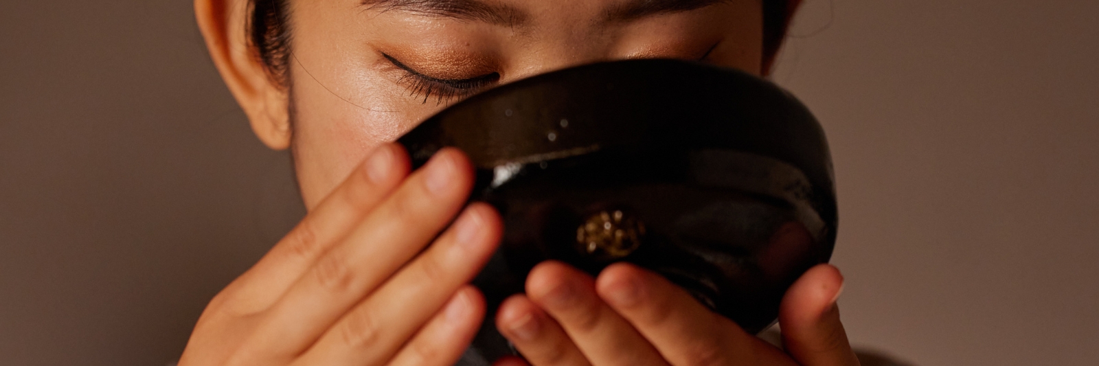 Japanische Teezeremonie - Frau trinkt Matcha Tee