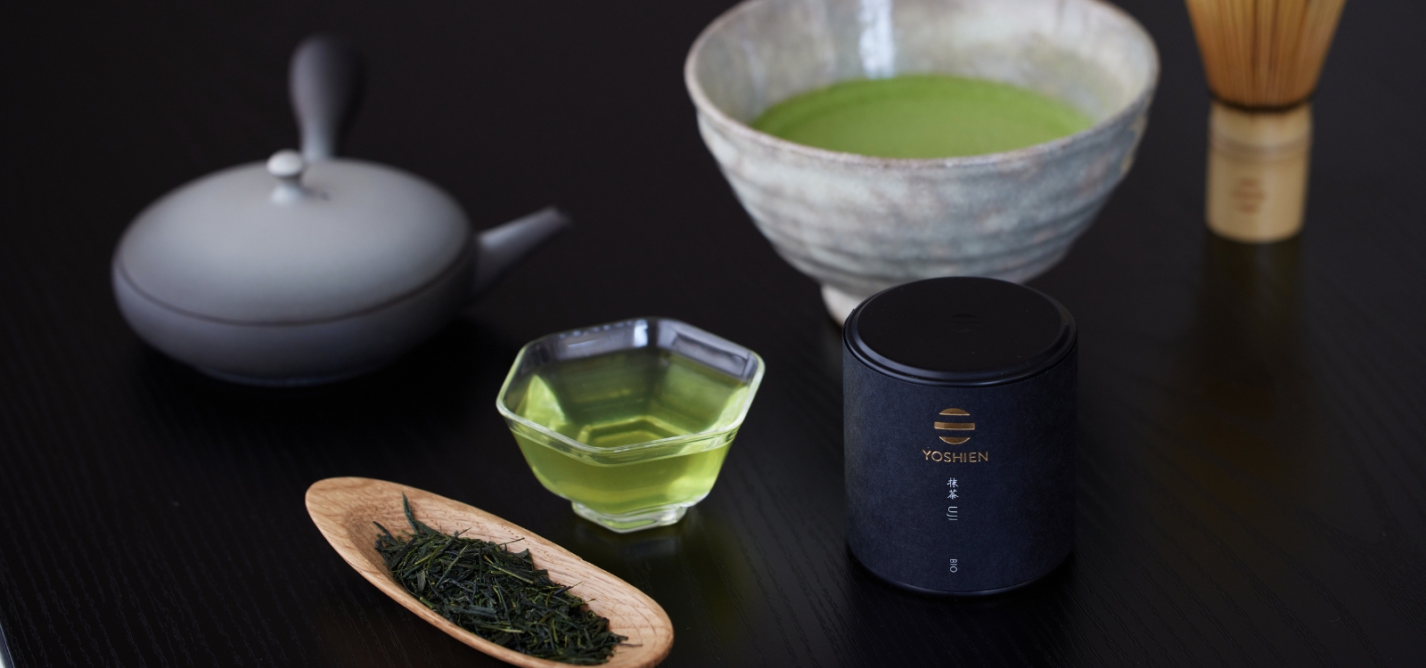 Yoshi en Matcha, Grüntee und Kyusu Yoshi en Matcha, Grüntee und Kyusu