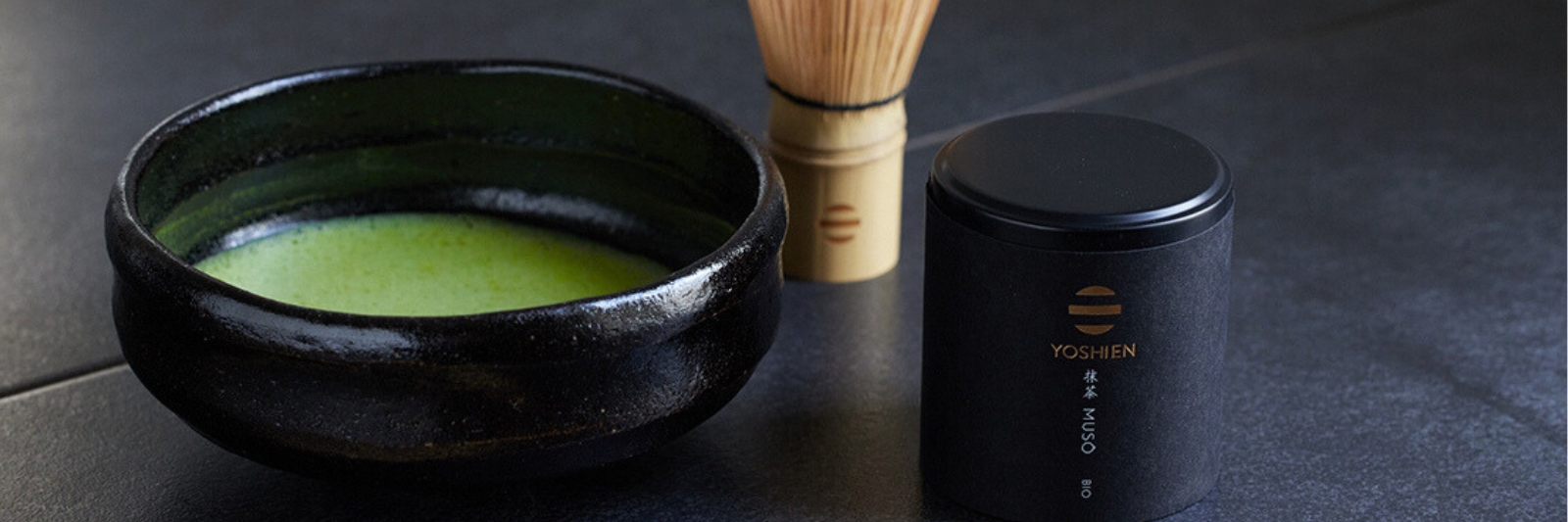 Schwarze Raku Schale mit Chasen Bambusbesen und Yoshi en Matcha Muso