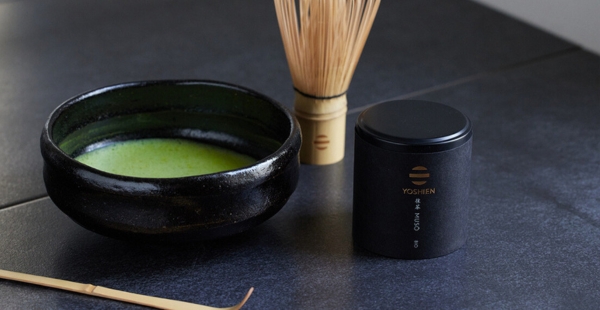 Schwarze Raku Schale mit Chasen Bambusbesen und Yoshi en Matcha Muso